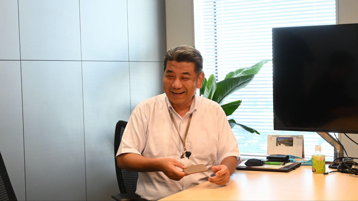 導入プロセスについて語る株式会社日立建設設計 加藤康隆様とインタビューの様子