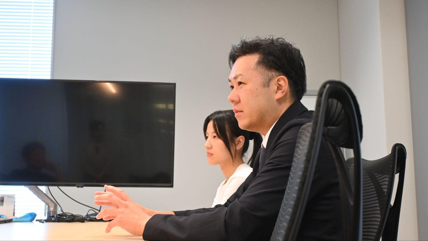 お客さまとの打ち合わせに臨む株式会社日立システムズフィールドサービス 清水秀紀