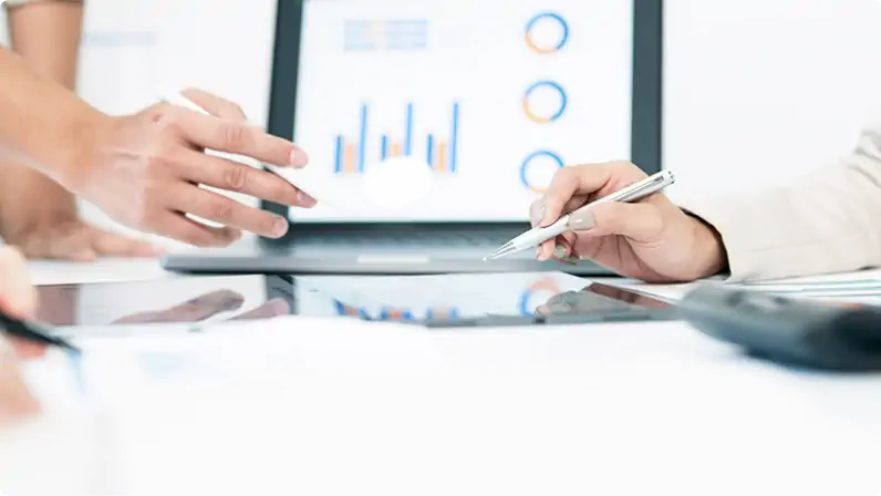 定例会とVOCを起点とした改善ドリブンのイメージ